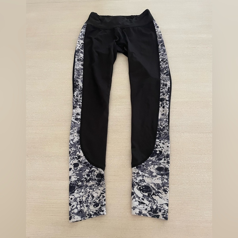 PRISMSPORT Black Leggings with Marble Side Panels. Size Small. Inside pocket.